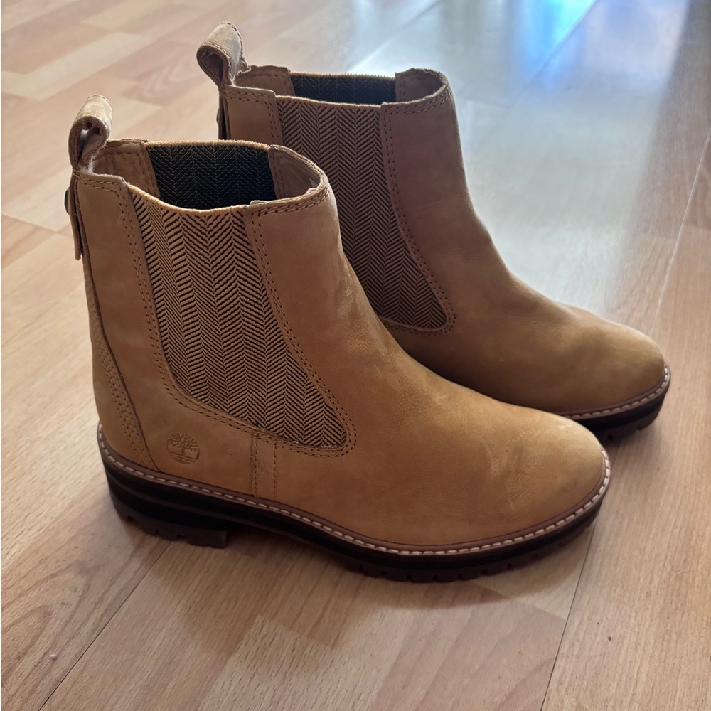 Timberland Women's Courmayeur Valley Chelsea Fashion Boot